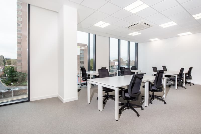 De magnifiques bureaux sur mesure pour 3 personnes à Spaces Quartier de l'Étang (2)