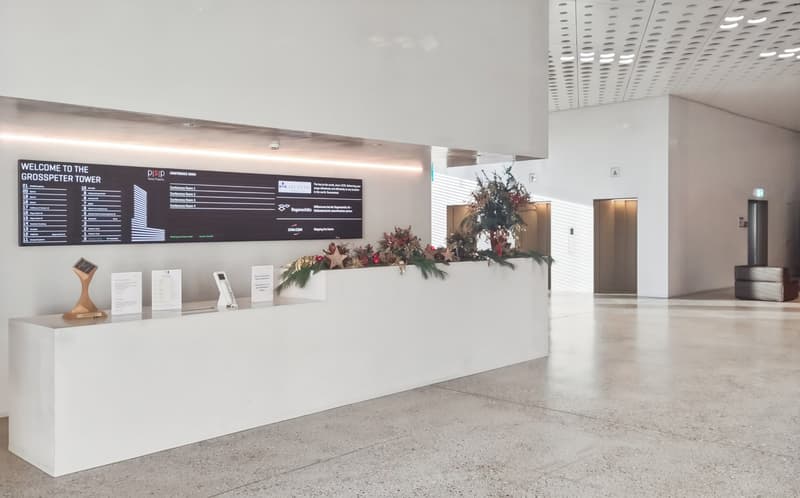 Arbeite, halte Meetings ab, und fördere die Zusammenarbeit in Büroräumen in Spaces Grosspeter Tower (6)
