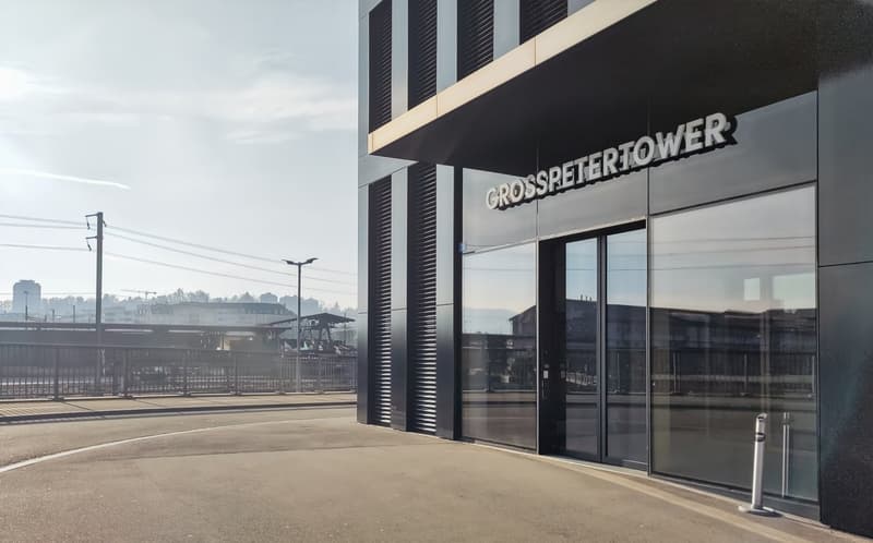 Arbeite, halte Meetings ab, und fördere die Zusammenarbeit in Büroräumen in Spaces Grosspeter Tower (3)
