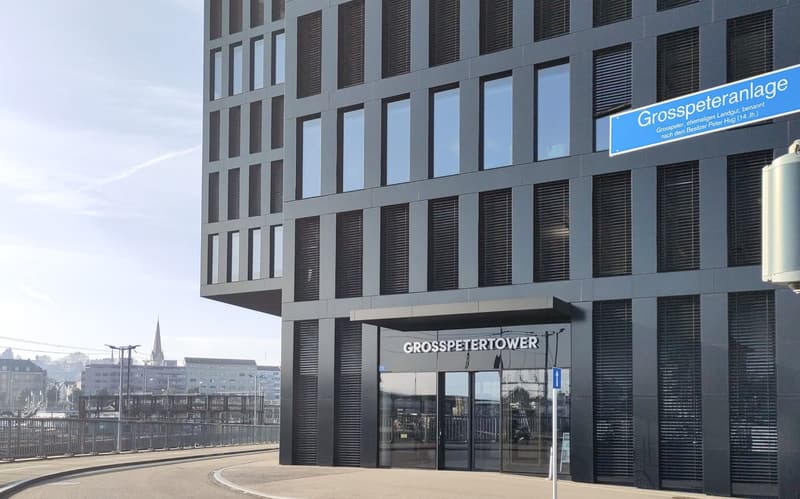 Arbeite, halte Meetings ab, und fördere die Zusammenarbeit in Büroräumen in Spaces Grosspeter Tower (2)