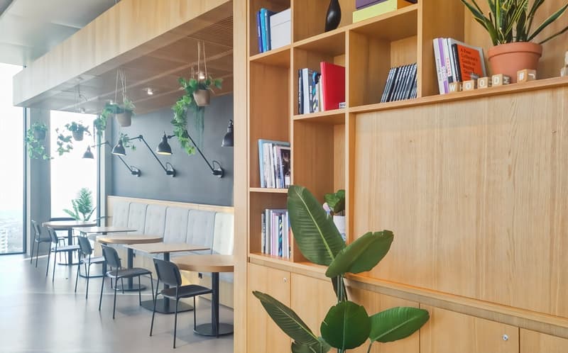 Arbeite, halte Meetings ab, und fördere die Zusammenarbeit in Büroräumen in Spaces Grosspeter Tower (8)