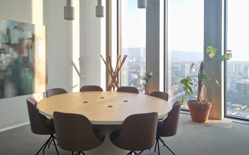 Arbeite, halte Meetings ab, und fördere die Zusammenarbeit in Büroräumen in Spaces Grosspeter Tower (12)