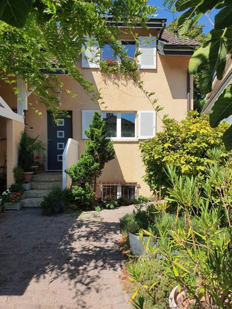 Belle chambre renovée à louer dans une villa (1)