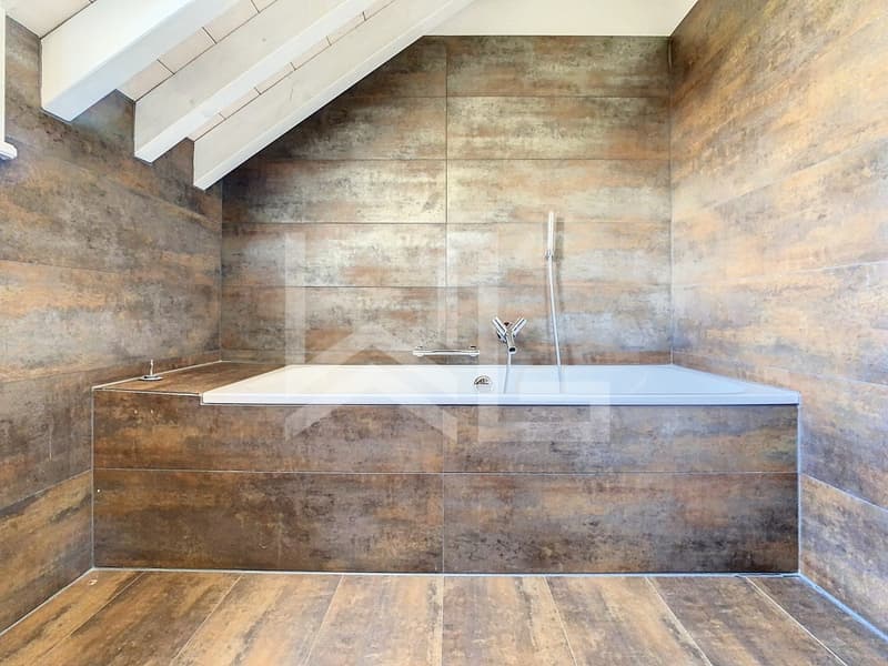 Propriété avec appartement attenant et piscine intérieure (10)