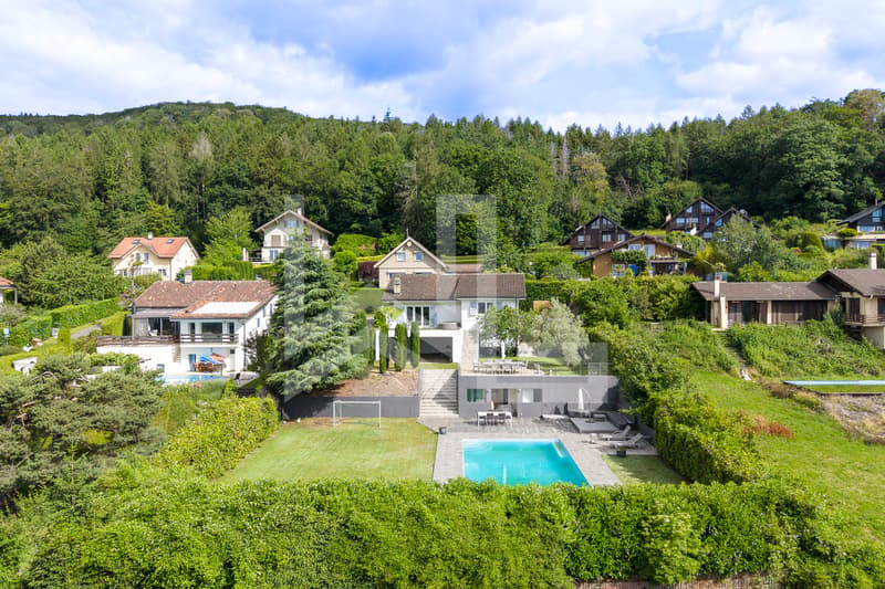 Gros potentiel pour cette propriété avec vue lac (1)