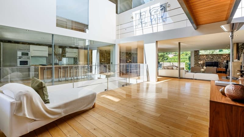 UNE PROPRIÉTÉ AU CARACTÈRE ARCHITECTURAL UNIQUE (4)
