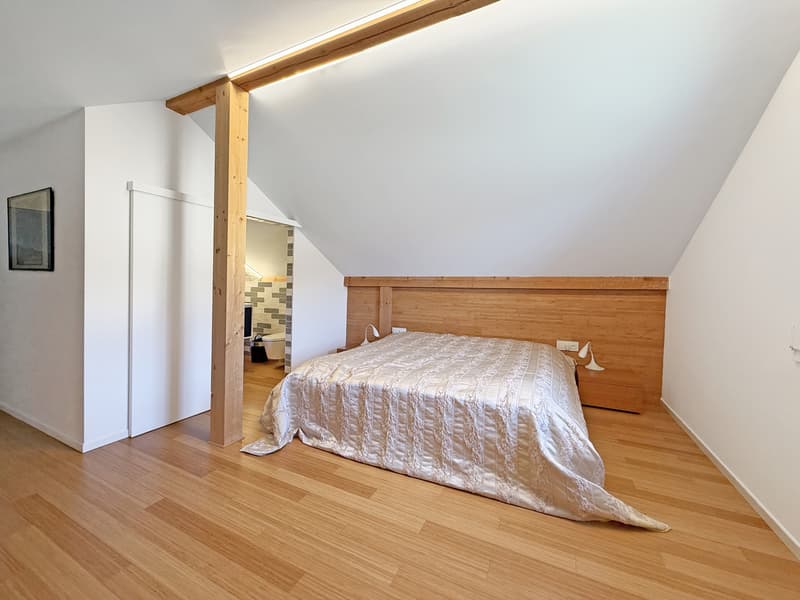 Chambre avec salle de douche et kitchenette à l'étage