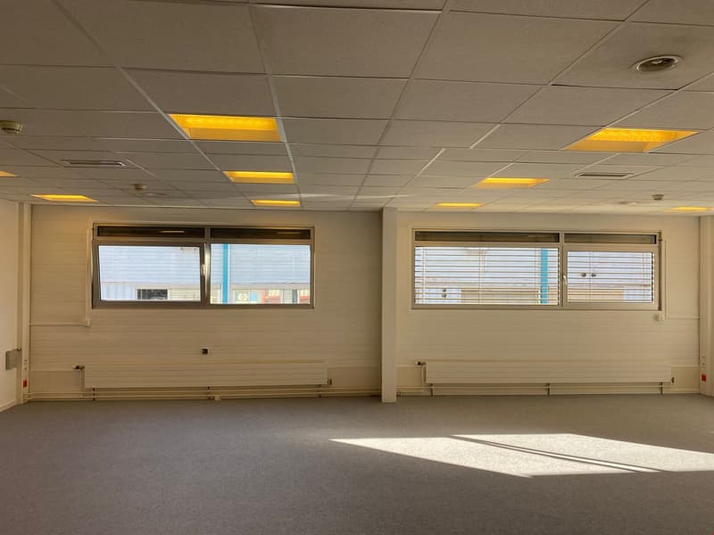 A ne pas manquer ! Surface de 76m2 dans zone industrielle (2)