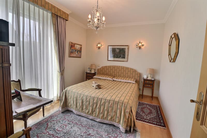 BIEN EXCEPTIONNEL!! Grand appartement en viager occupé sans rente. Vue Lac et Port privé. (11)