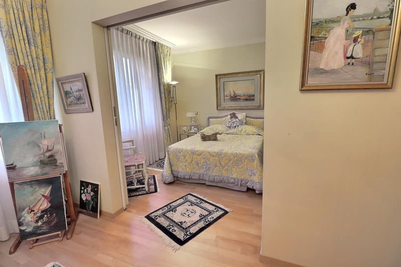 BIEN EXCEPTIONNEL!! Grand appartement en viager occupé sans rente. Vue Lac et Port privé. (12)