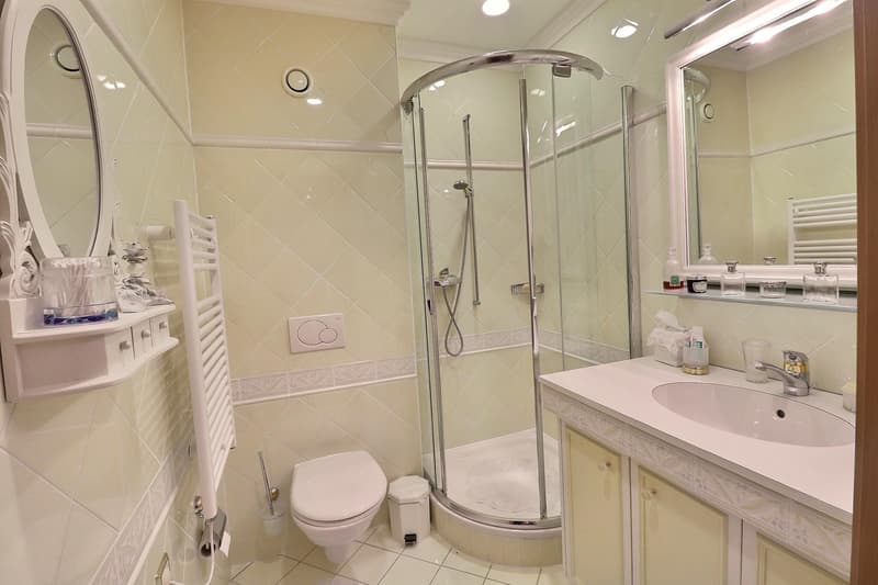 BIEN EXCEPTIONNEL!! Grand appartement en viager occupé sans rente. Vue Lac et Port privé. (7)