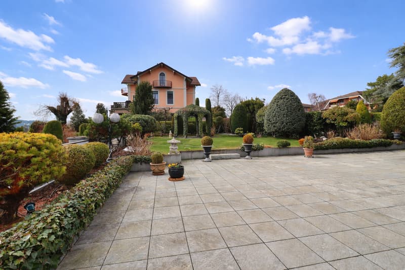BIEN EXCEPTIONNEL!! Grand appartement en viager occupé sans rente. Vue Lac et Port privé. (11)