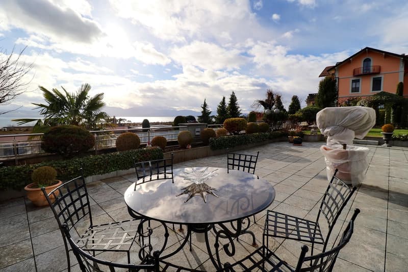 BIEN EXCEPTIONNEL!! Grand appartement en viager occupé sans rente. Vue Lac et Port privé. (12)