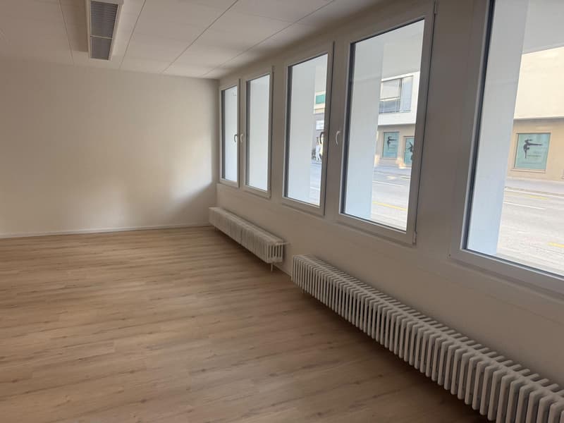 Surface commerciale entièrement rénovée avec grande vitrine - Fribourg Pérolles (9)