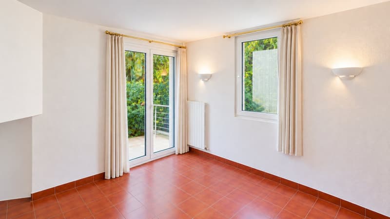 Maison familiale en demi-niveaux avec jardin arboré (23)