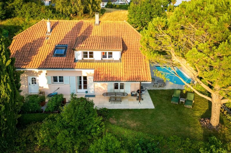 Magnifique et spacieuse villa de 7.5 pièces avec piscine (2)