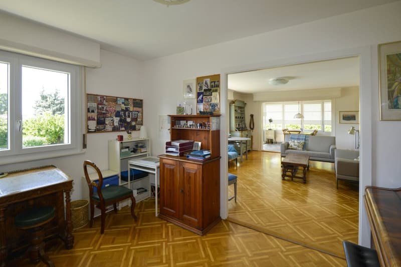 Magnifique situation pour cette propriété avec villa individuelle et piscine (8)