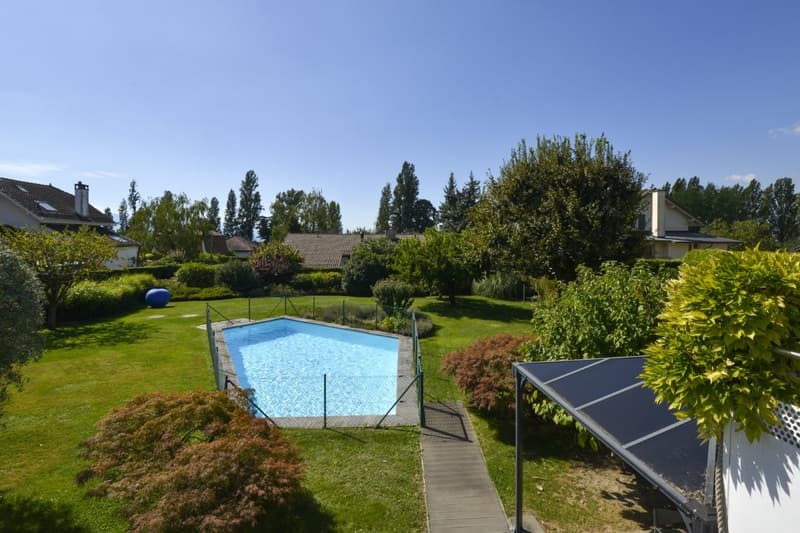 Magnifique situation pour cette propriété avec villa individuelle et piscine (2)