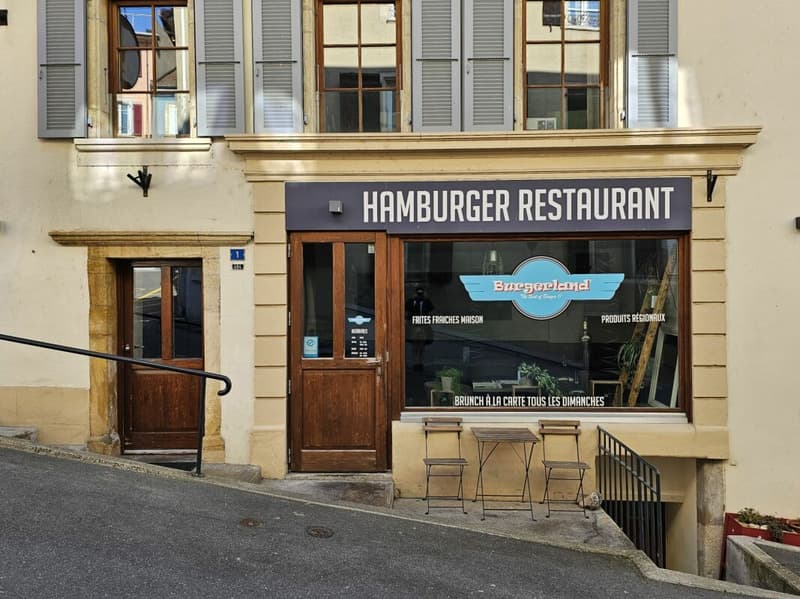 LOCAL COMMERCIAL EN PPE AVEC UN EMPLACEMENT IDÉAL (2)