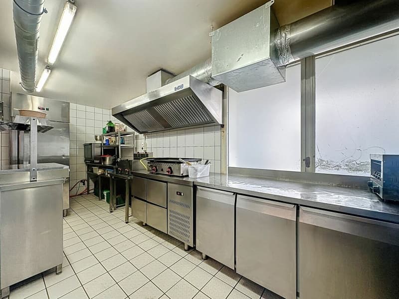 LOCAL COMMERCIAL EN PPE AVEC UN EMPLACEMENT IDÉAL (14)