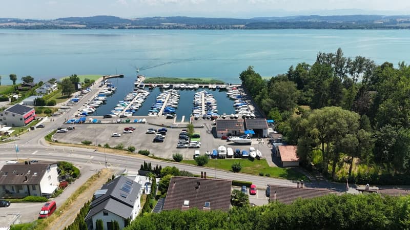 LUXUEUX APPARTEMENT AVEC VUE SUR LE LAC ET TOUT PROCHE DU PORT DE PLAISANCE (17)