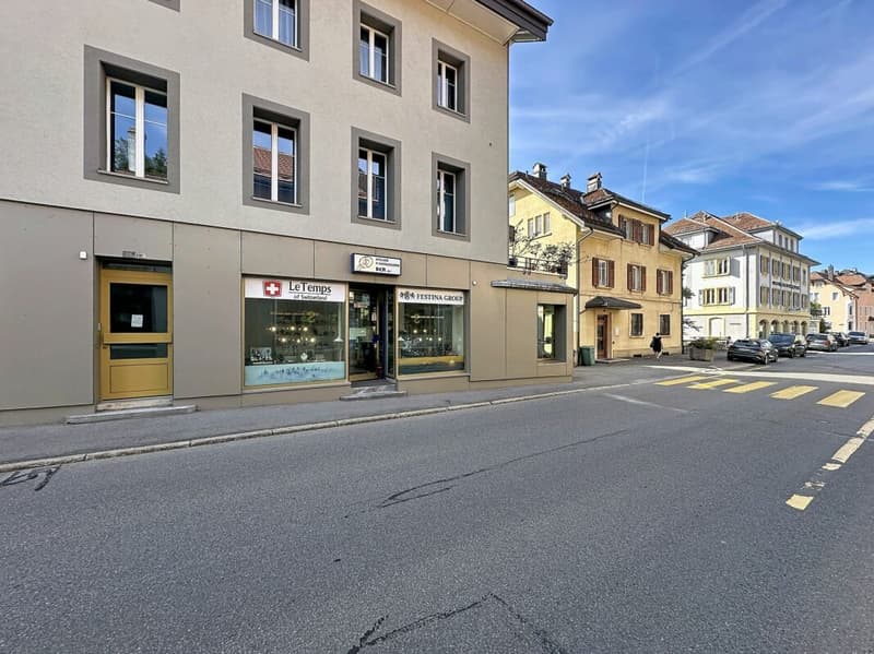 LOCAL COMMERCIAL AVEC VITRINES A LOUER (1)