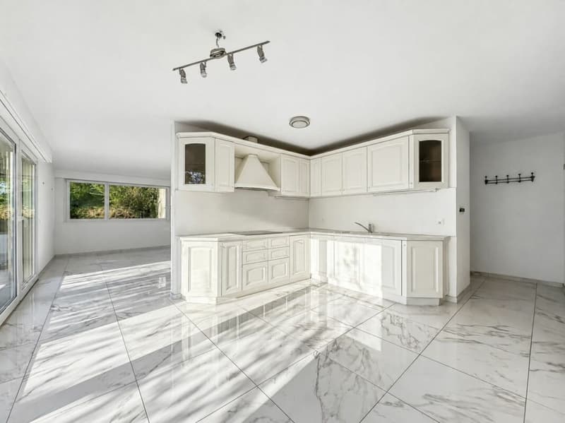 APPARTEMENT DE 3,5 PIÈCES DE 97 M2 AVEC TERRASSE ET 2 PLACES DE PARC. (4)