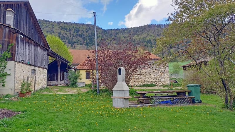 Schönes Bauernhaus mit zwei Wohnungen von 300 m2 und 220 m2 Scheune und Paddock (5)