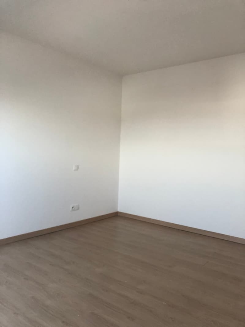 empty room, white walls, wooden floor, power outlets on wall