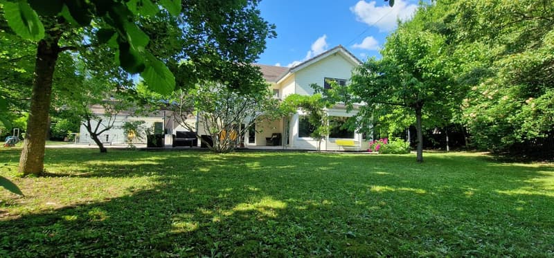 Belle propriété de 7 pces avec grands espaces de vie et superbe jardin (5)