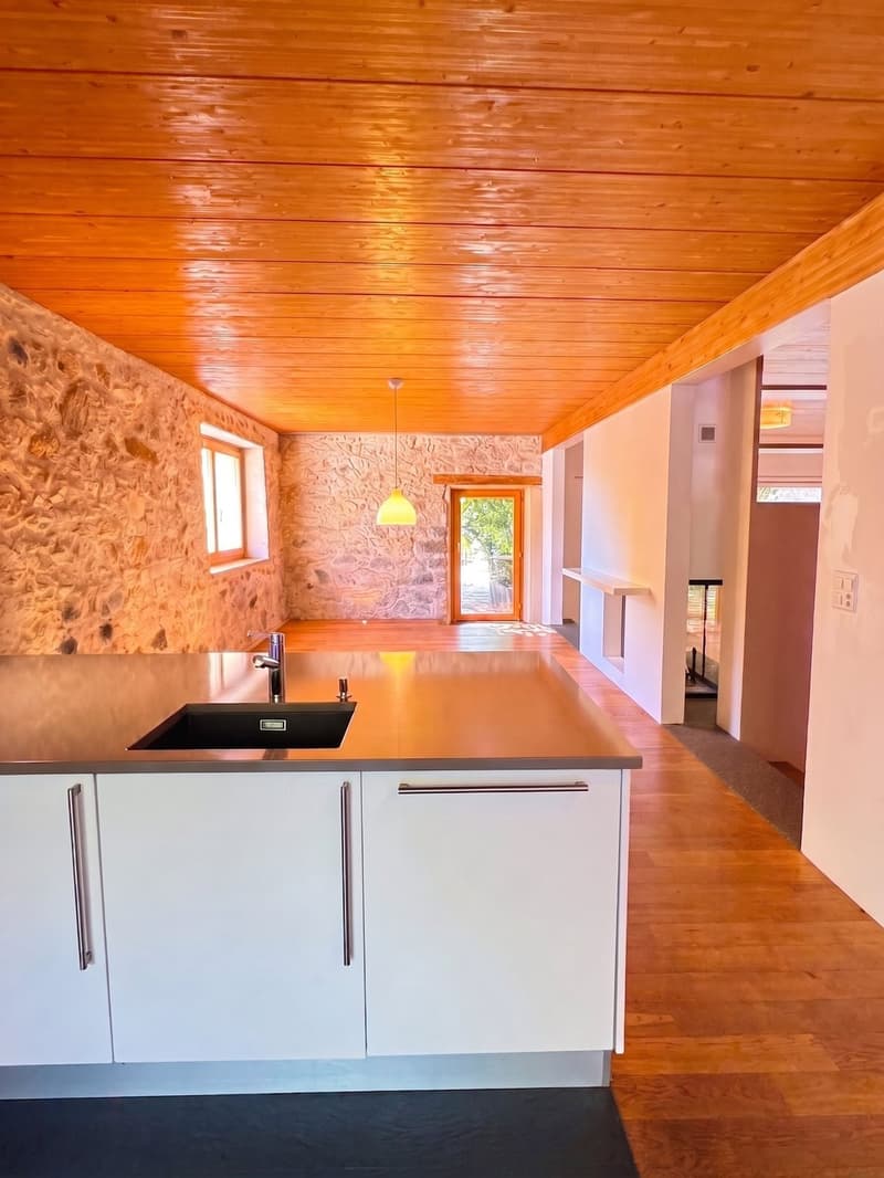 Cuisine et salle à manger avec accès salon et hall d'entrée