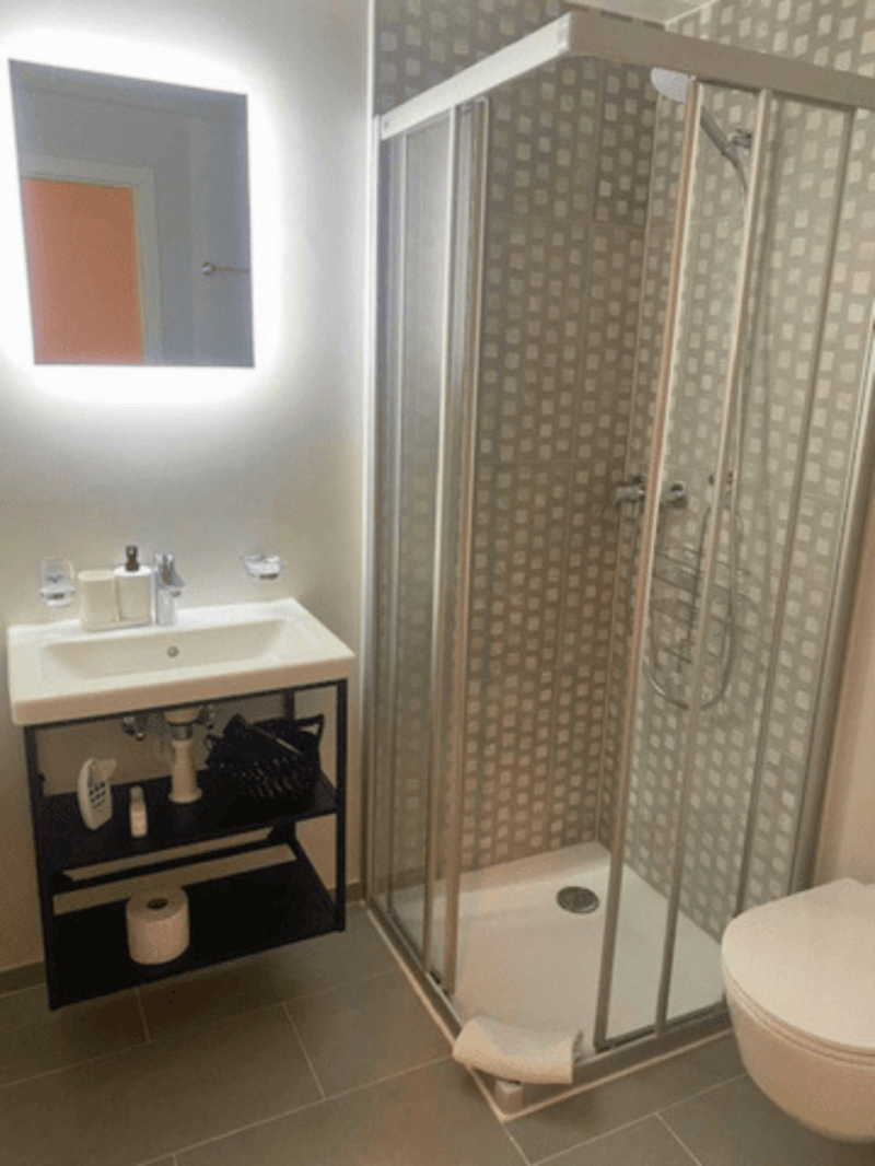 Modern Top-Floor Studio Near Metro - 15 Min to City Centre (10)