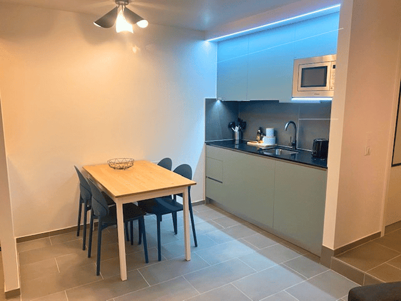 Modern Top-Floor Studio Near Metro - 15 Min to City Centre (11)