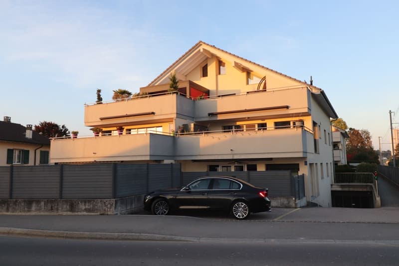 A découvrir à deux pas de l'arrêt du LEB! Grand appartement récent, finitions de qualité, deux terrasses, deux places de parc intérieures. (8)
