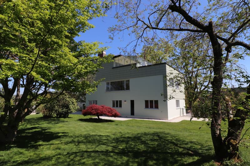 Vue de l'arrière de la maison avec une partie du parc