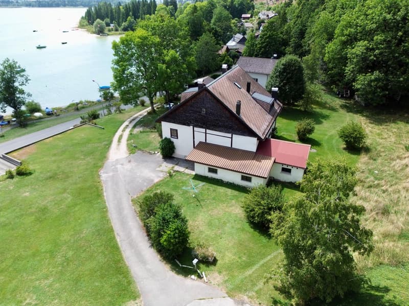 Propriété de rendement bénéficiant d'une vue imprenable sur le lac de Joux avec potentiel de développement (8)