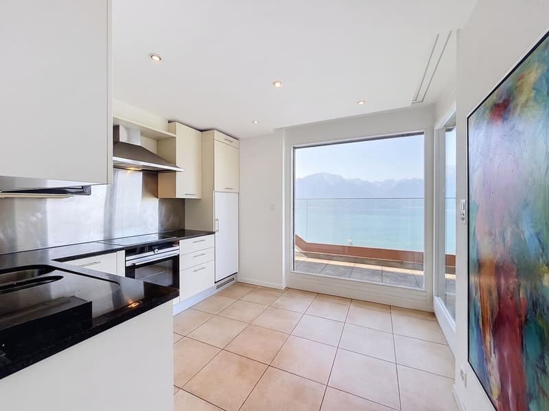 Un appartement baigné de lumière, une terrasse panoramique et une vue à couper le souffle sur le lac. (6)