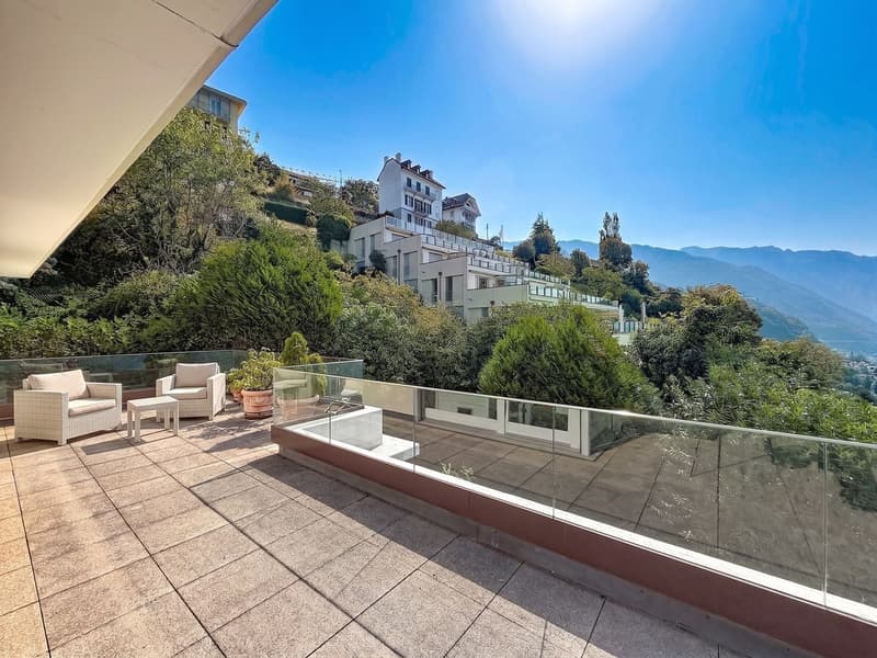 Un appartement baigné de lumière, une terrasse panoramique et une vue à couper le souffle sur le lac. (1)