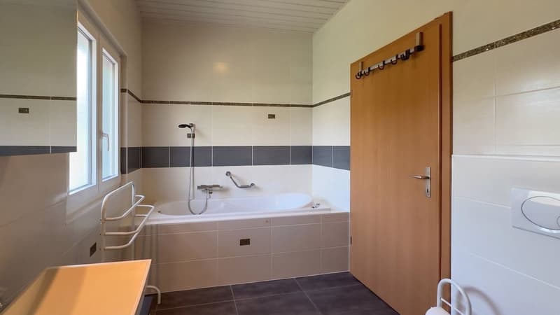 Salle d'eau avec baignoire douche et wc