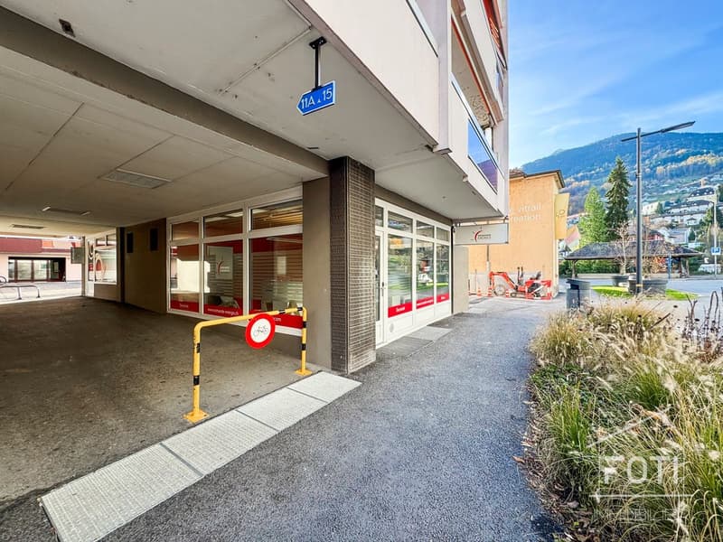 Belle vitrine avec grands locaux dépôts au 1er sous-sol accessible. (3)