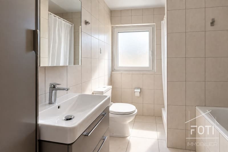 Salle de bains avec baignoire et douche séparée