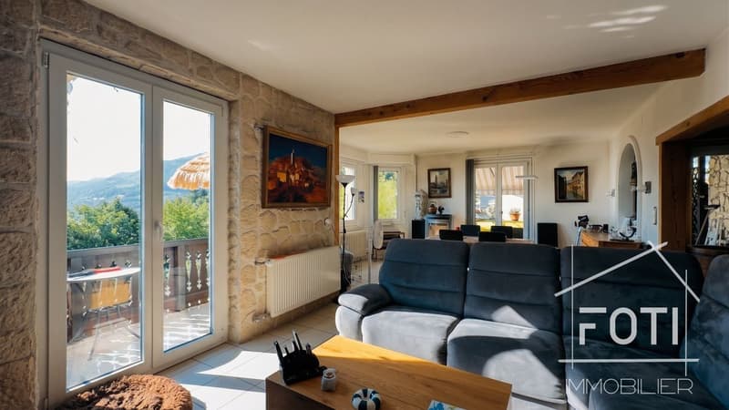 Salon lumineux avec accès au balcon