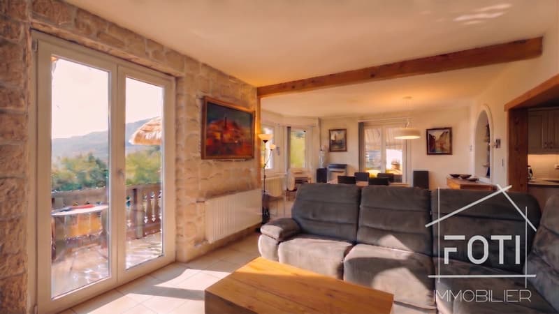 Salon lumineux avec accès au balcon