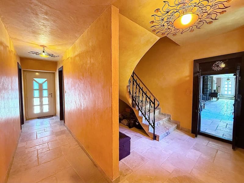 Maison de 405 m2 avec terrain de 4'413 m2 à Bex (19)