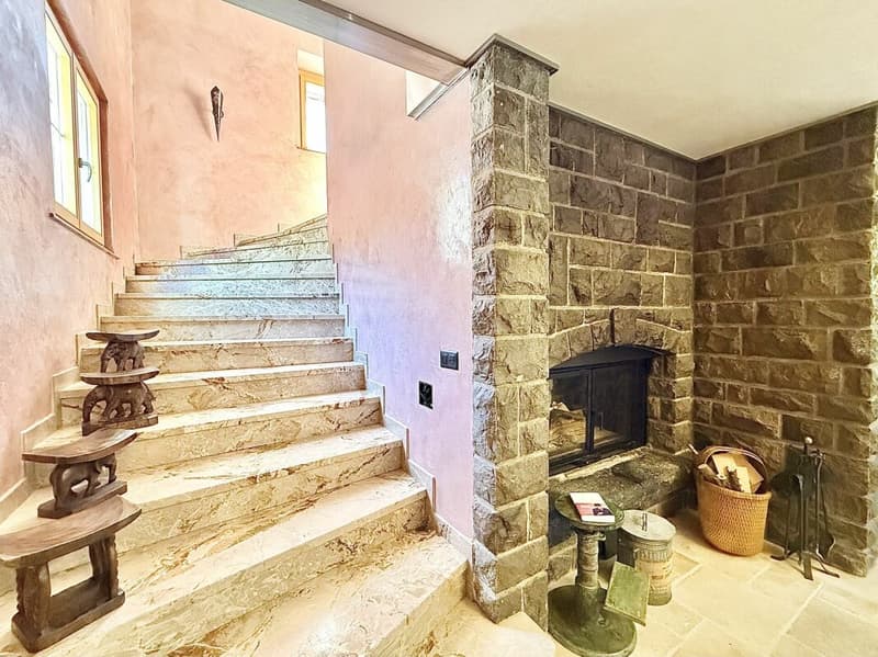 Maison de 405 m2 avec terrain de 4'413 m2 à Bex (17)