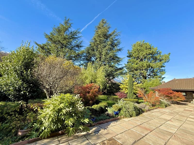 Maison de 405 m2 avec terrain de 4'413 m2 à Bex (33)
