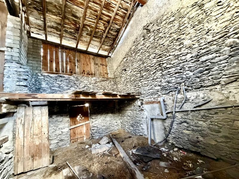 Maison à rénover au centre de Chamoson, vendu avec autorisation de construire (11)