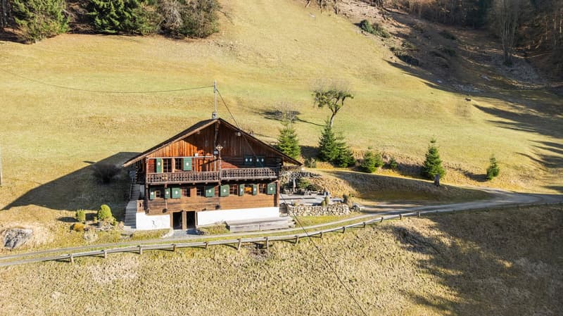Exclusivité : Magnifique chalet authentique avec fort potentiel (2)