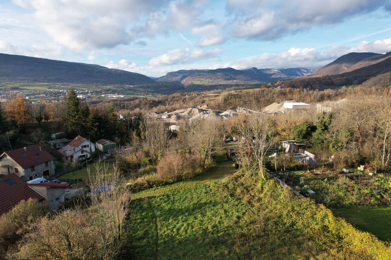 Terrain constructible de 1 053 m² avec vue dominante Valserhône (secteur Lancrans) (1)