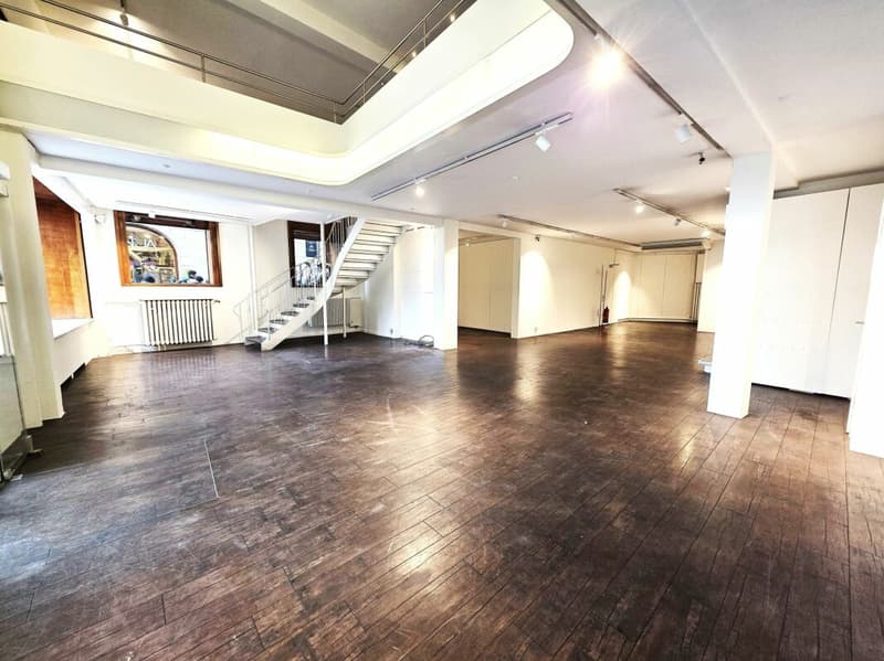 Commercial property in prime location (2)